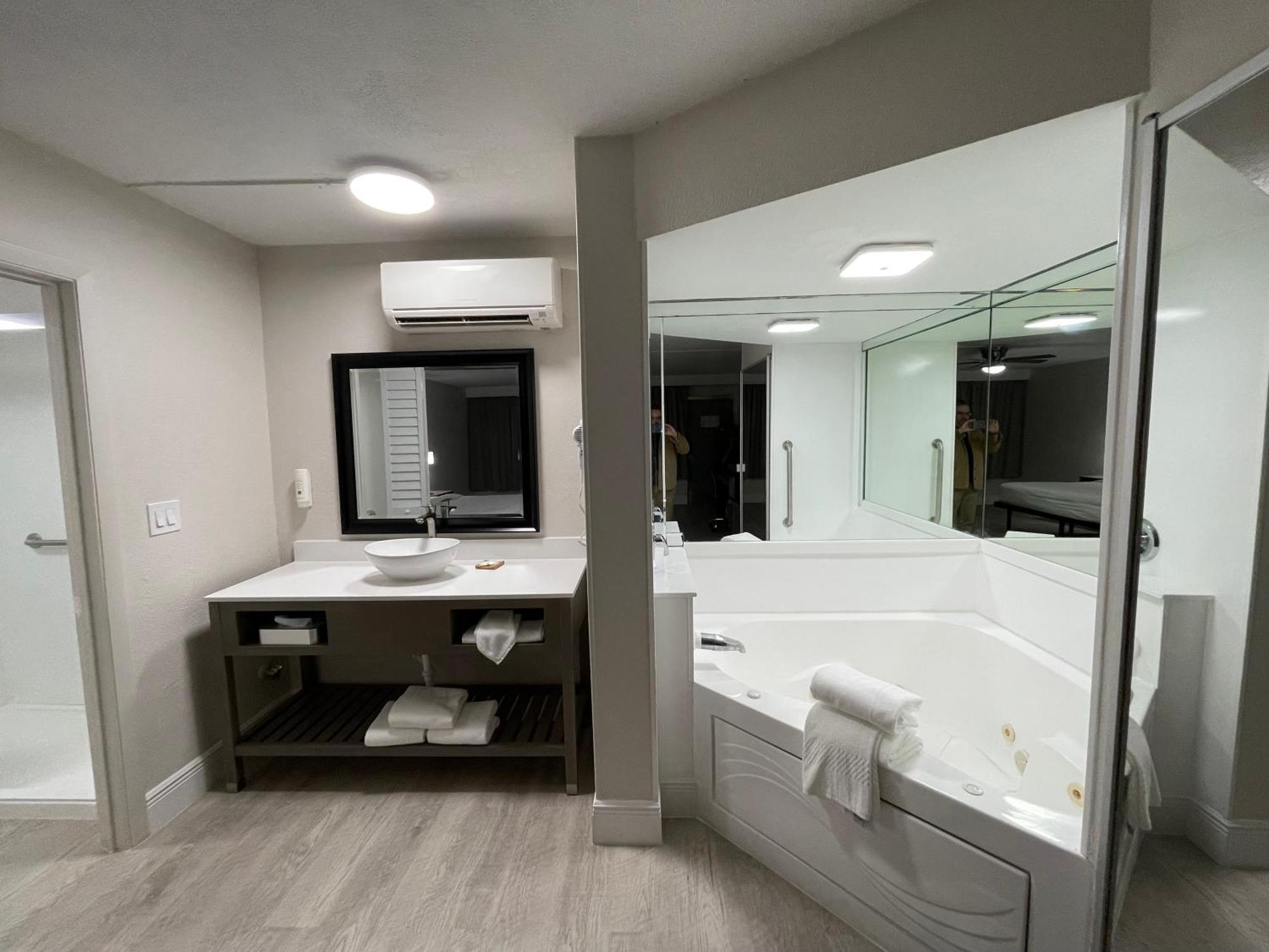 Quality Inn & Suites Airport-Cruise Port הוליווד מראה חיצוני תמונה
