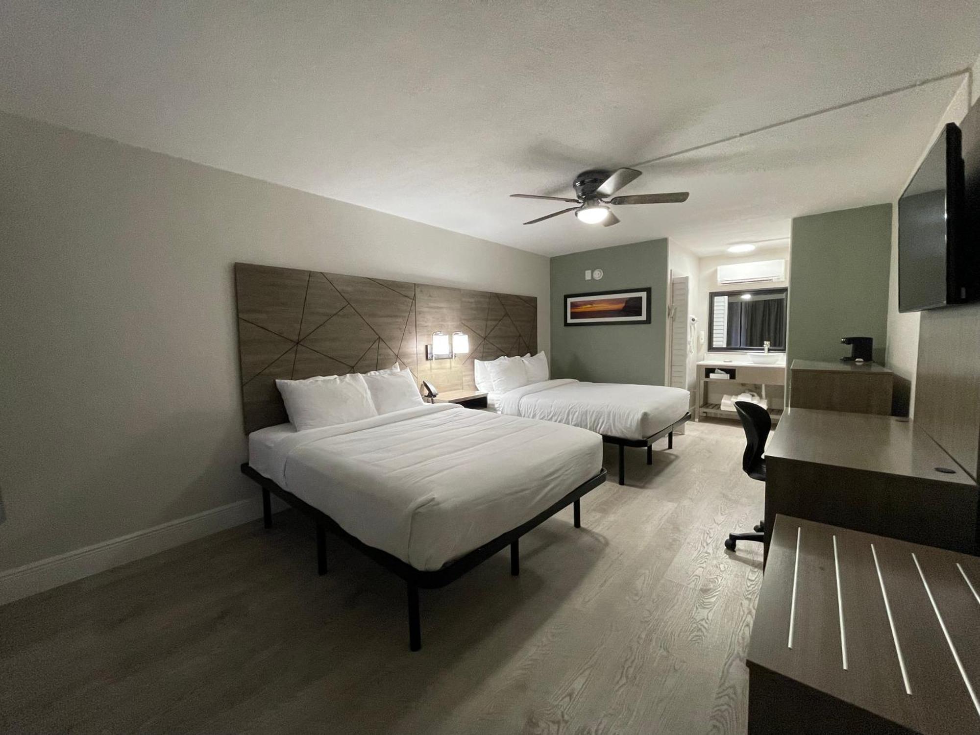 Quality Inn & Suites Airport-Cruise Port הוליווד מראה חיצוני תמונה