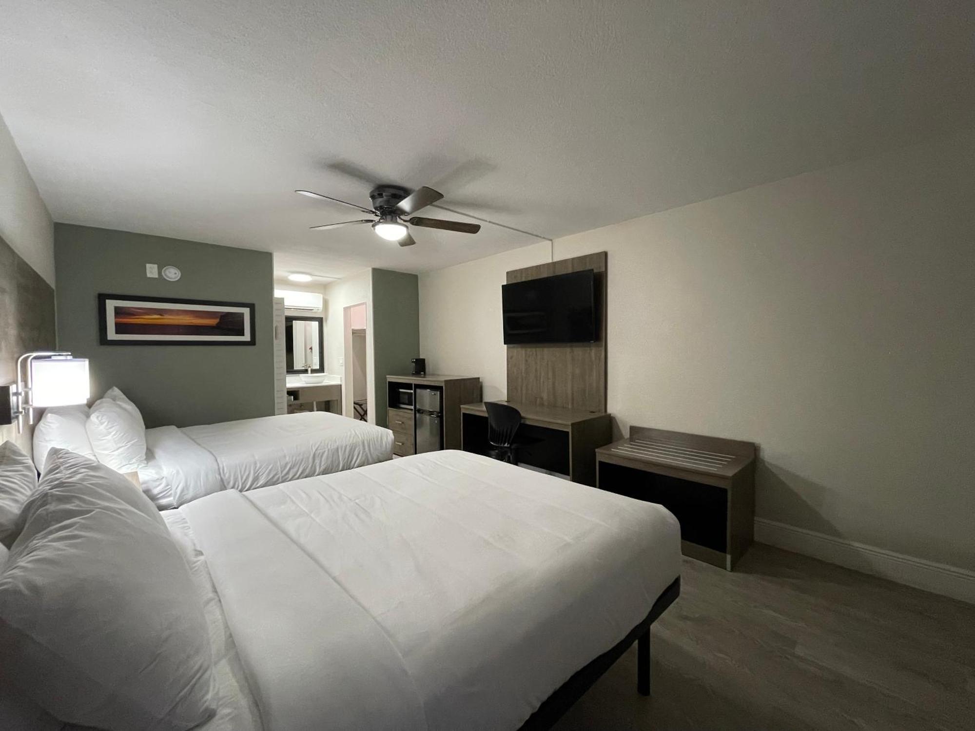 Quality Inn & Suites Airport-Cruise Port הוליווד מראה חיצוני תמונה