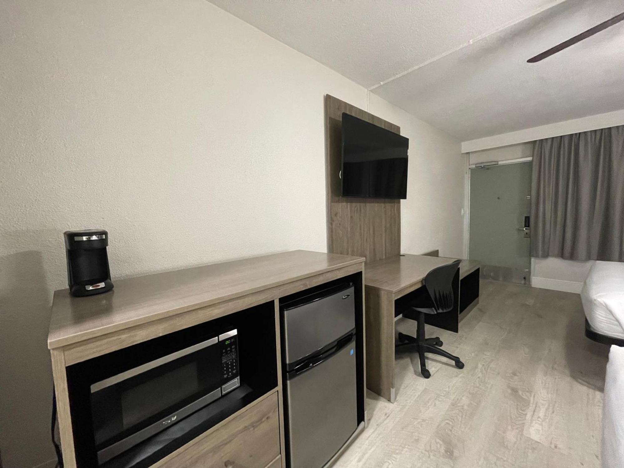 Quality Inn & Suites Airport-Cruise Port הוליווד מראה חיצוני תמונה