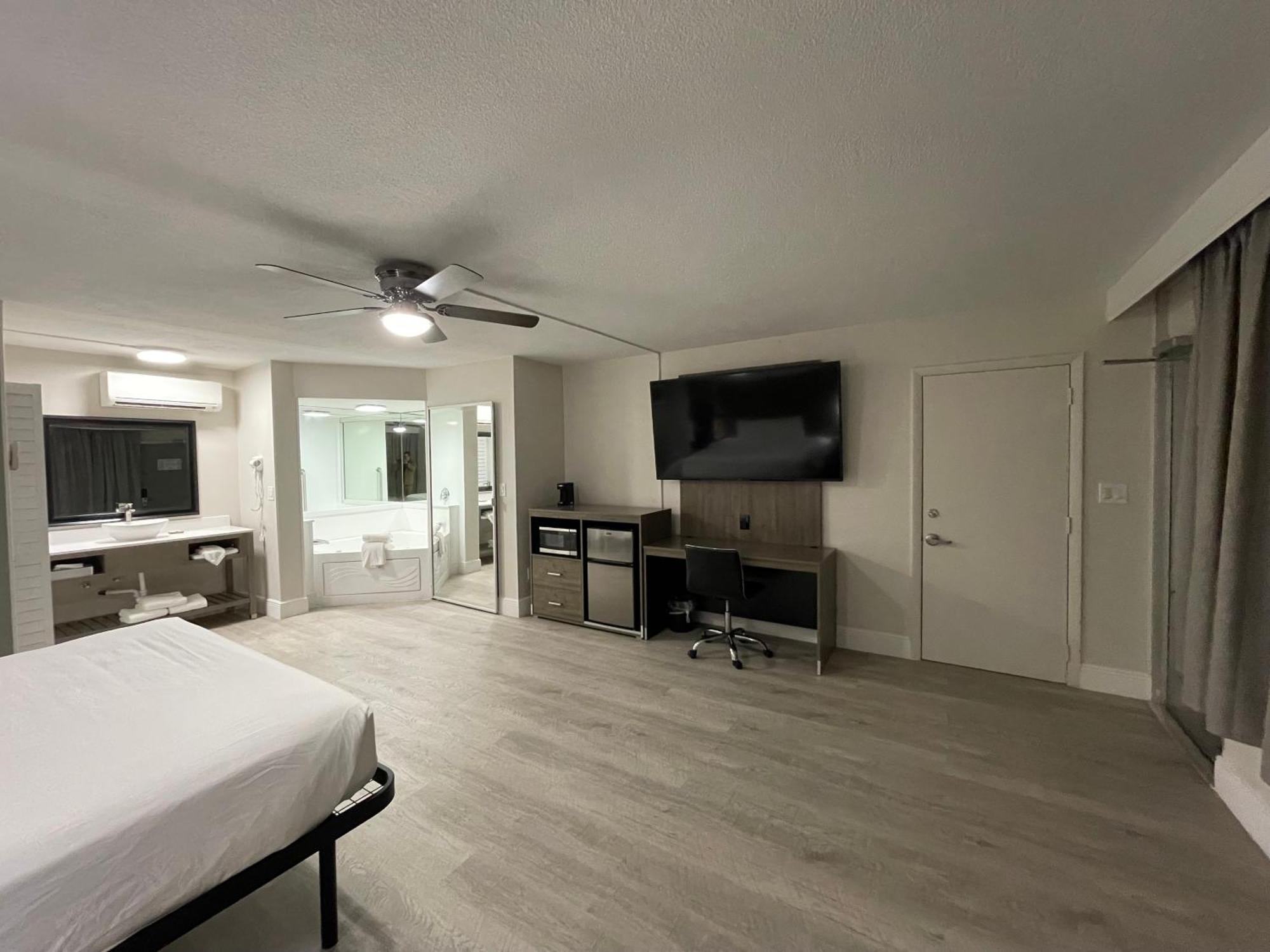 Quality Inn & Suites Airport-Cruise Port הוליווד מראה חיצוני תמונה