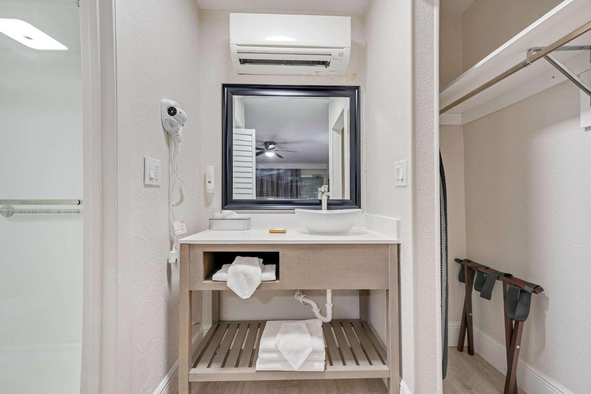 Quality Inn & Suites Airport-Cruise Port הוליווד מראה חיצוני תמונה
