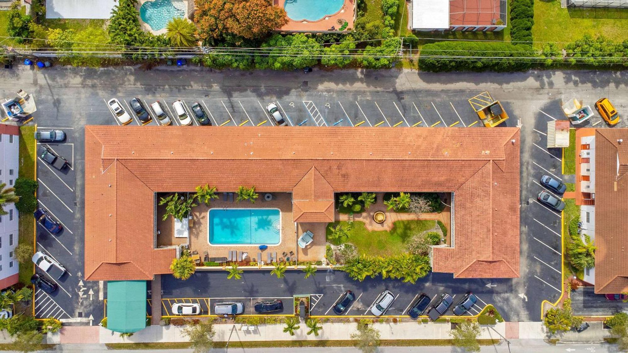 Quality Inn & Suites Airport-Cruise Port הוליווד מראה חיצוני תמונה